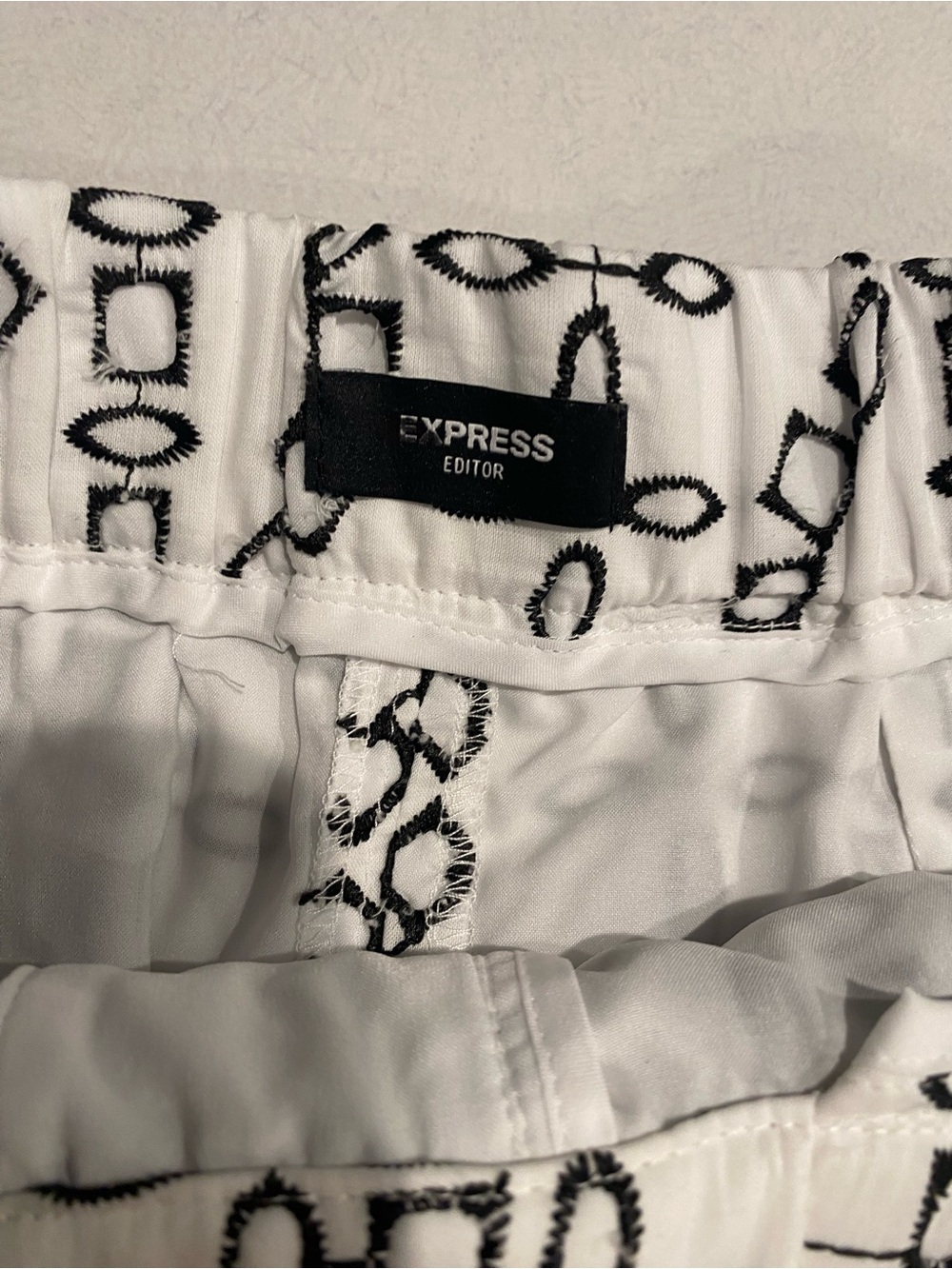 Women's Express White Patterned High-Waist Shorts 10 - Picture 4 of 5